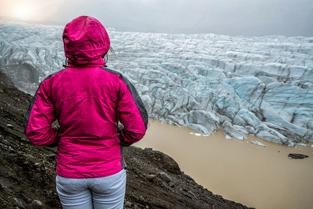 女游客欣赏斯瓦纳霍库尔冰河湖的美景图片