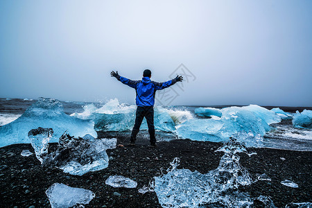 游客被美丽的冰川所震撼图片