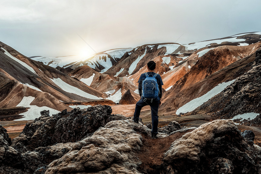 在高地冰原挪威欧洲高原的超现实自然景观上旅行美丽的多彩雪山地形以夏季探险和户外散步闻名图片