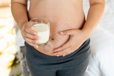 孕妇手拿牛奶图片