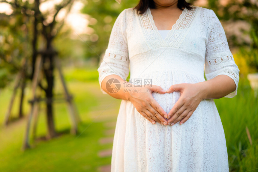 在公园散心的孕妇图片