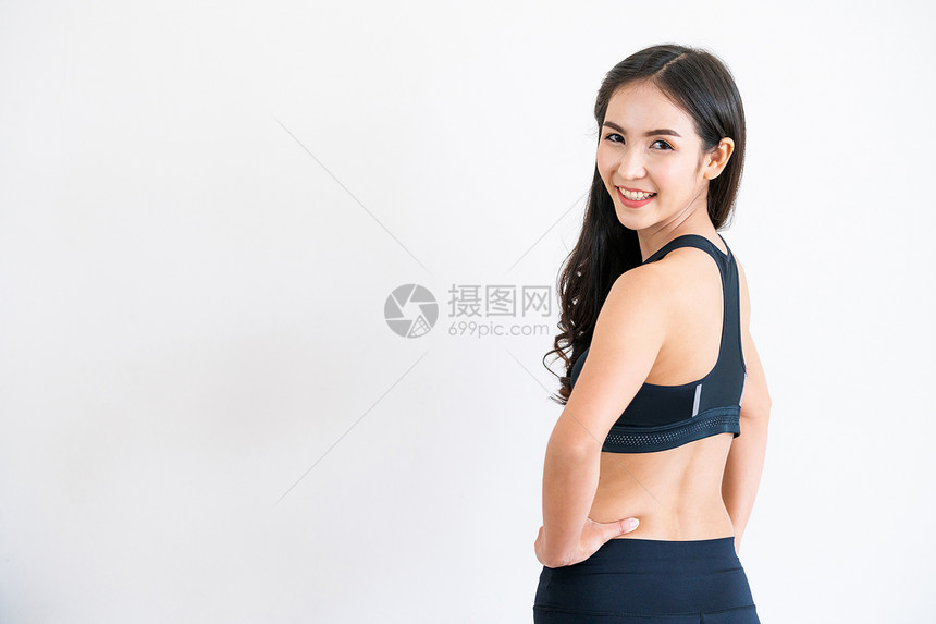 健身房中坚强自信的亚洲妇女图片