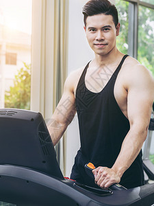 在健身房锻炼的男子图片