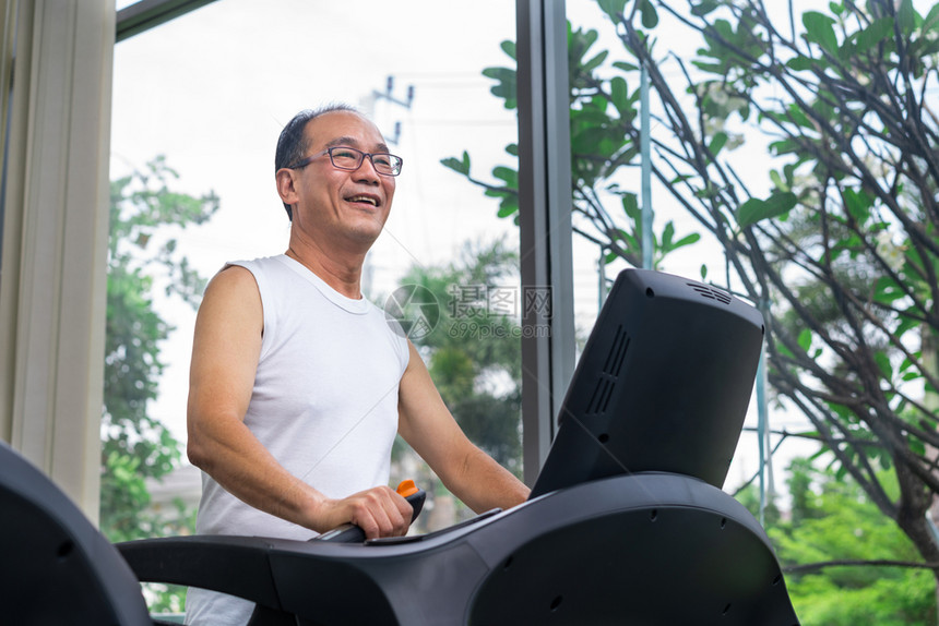 男子运动的健康生活方式图片