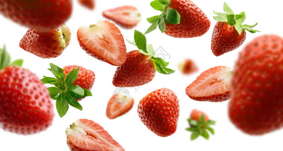 白色背景中漂浮着的草莓背景图片
