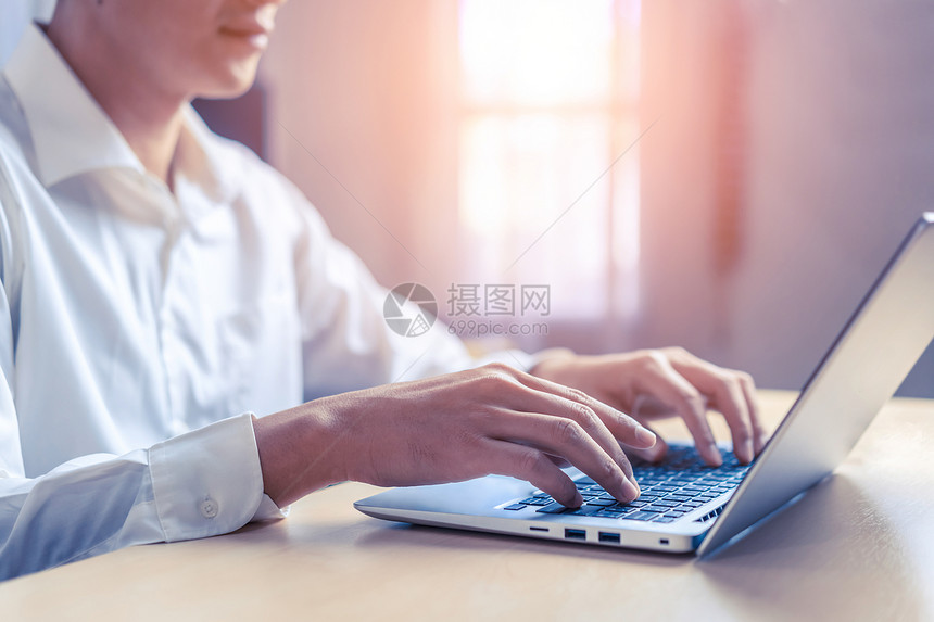 办公室人员在电脑键盘上打字图片