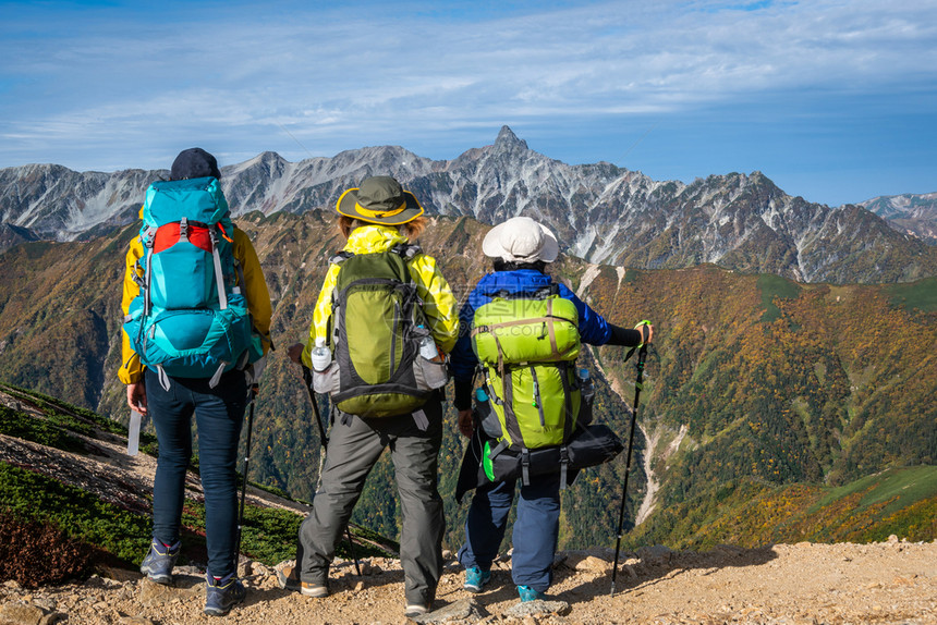 在日本阿尔卑斯山上徒步旅行者图片