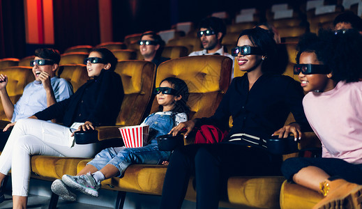 观众在电影院戴着3D眼镜看电影图片