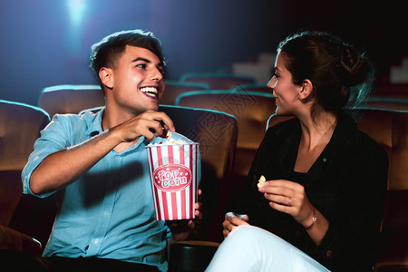 男女在电影院吃爆米花图片