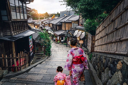 穿着传统日本和服的亚洲旅行者高清图片