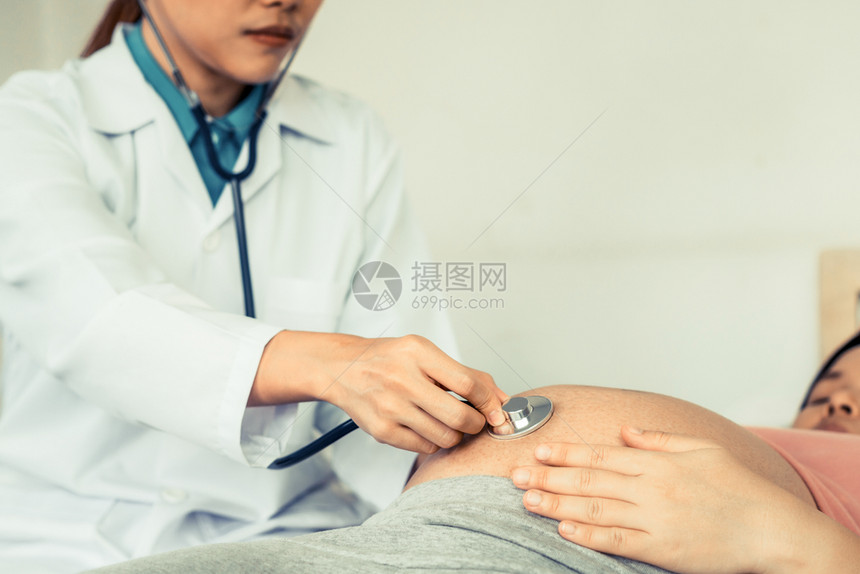 妇科医生检查孕妇肚子进行母婴保健检查图片