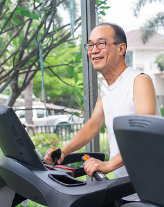 在健身中心运动场上高级男子背景图片