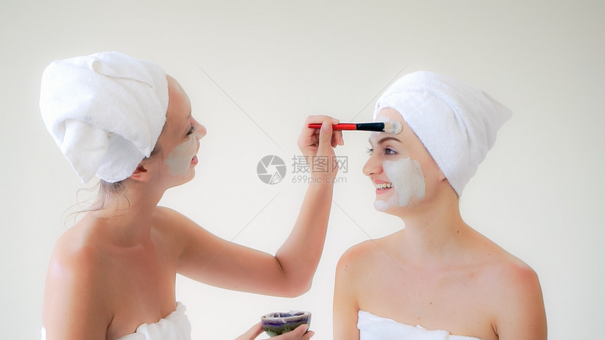 两个美女相互洗涤面部美容治疗图片图片