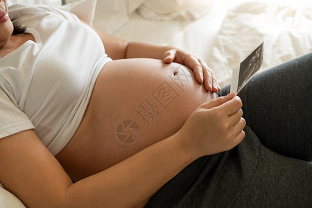 孕妇抚摸肚子高清摄影图片
