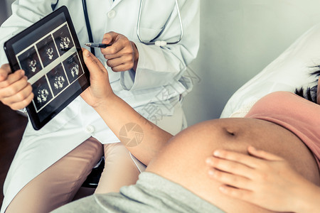 孕妇在医院或诊所看妇科医生图片