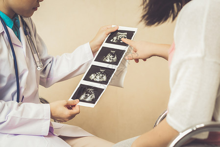 孕妇在医院或诊所看妇科医生为怀孕顾问看图片