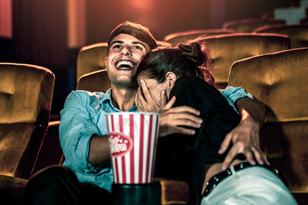 男女在电影院吃爆米花图片