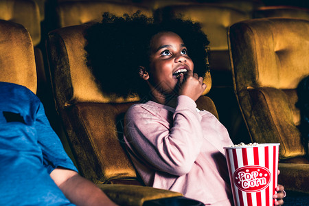 三个孩子在电影院玩得开心图片