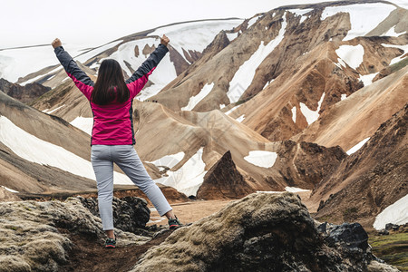 赫韦拉韦利尔在高地冰原挪威欧洲高原的超现实自然景观上旅行美丽的多彩雪山地形以夏季探险和户外散步闻名背景