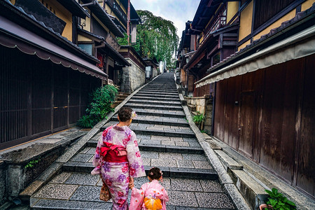 穿着传统日本和服的母女图片