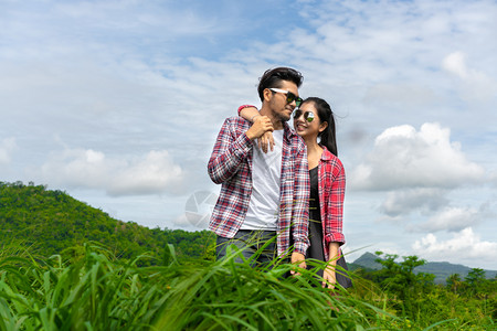 快乐的情侣在草地上游玩图片