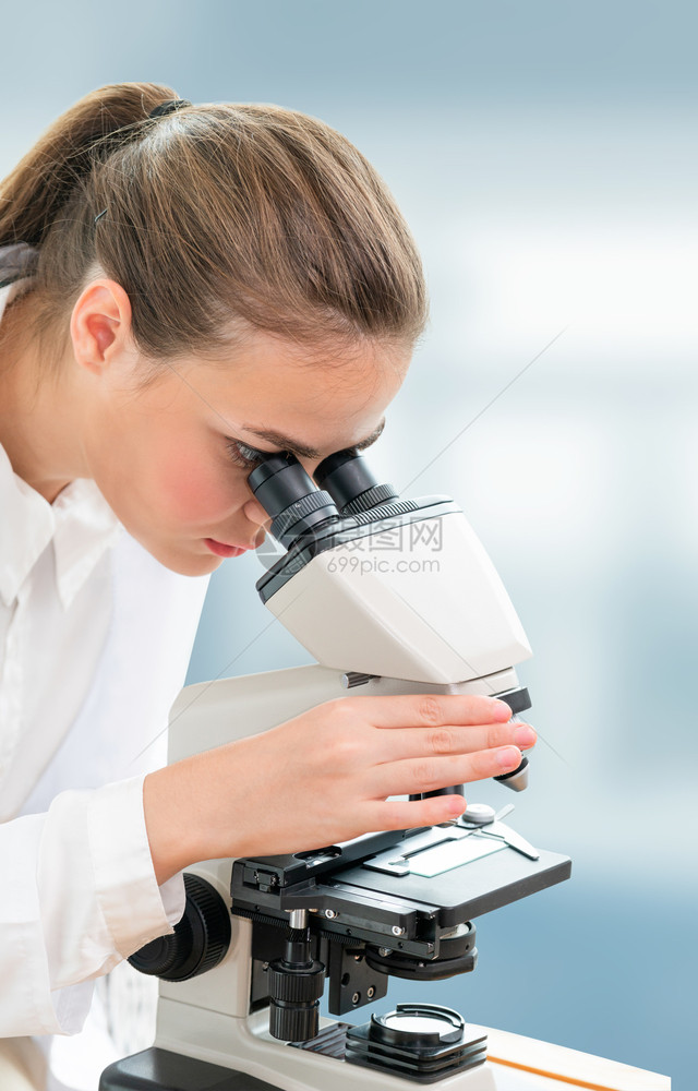 科学家们做着实验在显微镜中观察图片