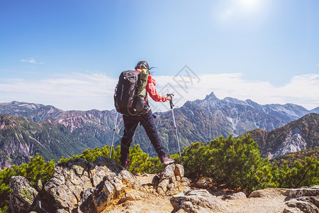 登上阿尔卑斯山上徒步旅行者图片