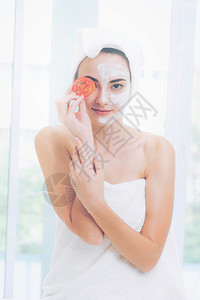 番茄奶油面膜美容面部皮肤护理的美女图片