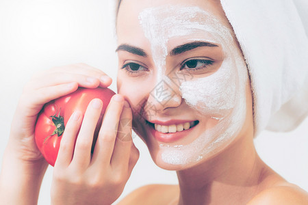进行番茄奶油面膜美容皮肤护理的美女图片