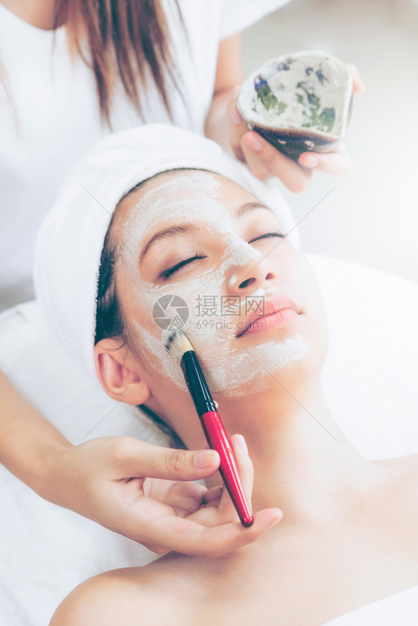美容疗养所专业皮肤科医生在健康疗养所进行面部擦拭处理的美容图片