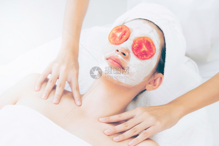 面部番茄奶油美容皮肤护理的美女图片