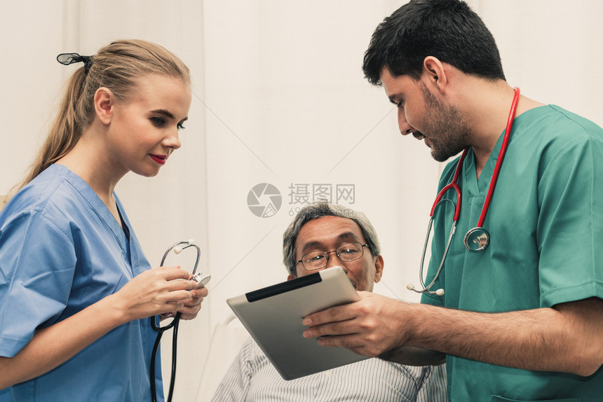 医生们与病人图片