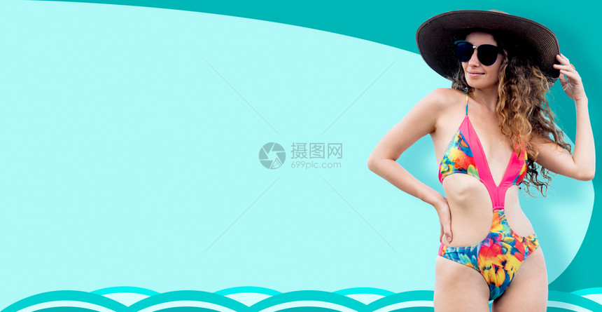 穿泳衣的漂亮年轻感女人假扮肤色背景夏季广告图片