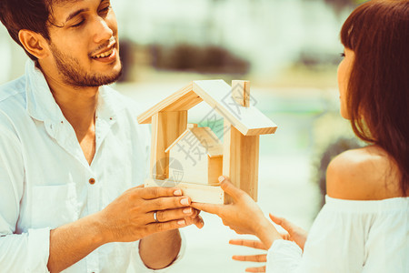 年轻夫妇计划买房子过上幸福的生活年轻夫妇计划买房子的概念图片