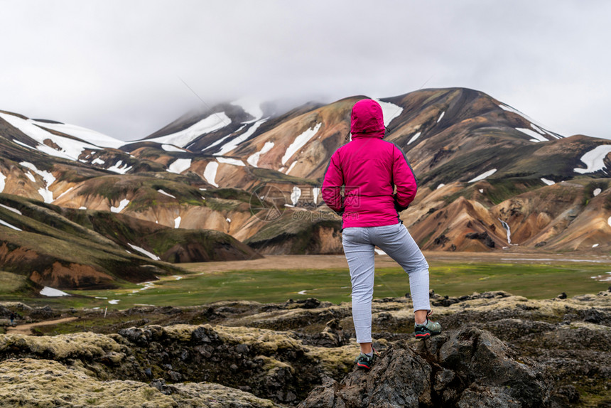 在高地冰原挪威欧洲高原的超现实自然景观上旅行美丽的多彩雪山地形以夏季探险和户外散步闻名图片