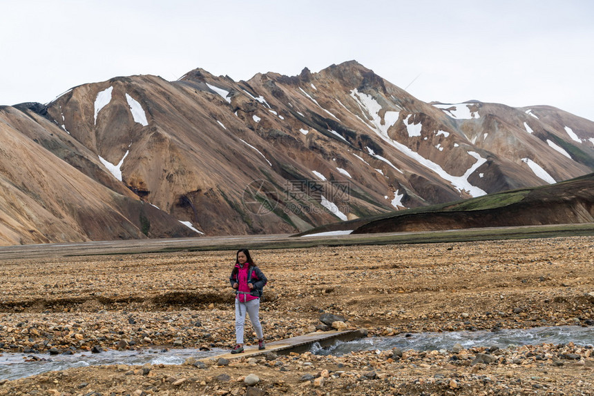 在高地冰原挪威欧洲高原的超现实自然景观上旅行美丽的多彩雪山地形以夏季探险和户外散步闻名图片