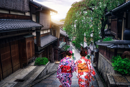 穿着传统日本和服的亚洲旅行者高清图片