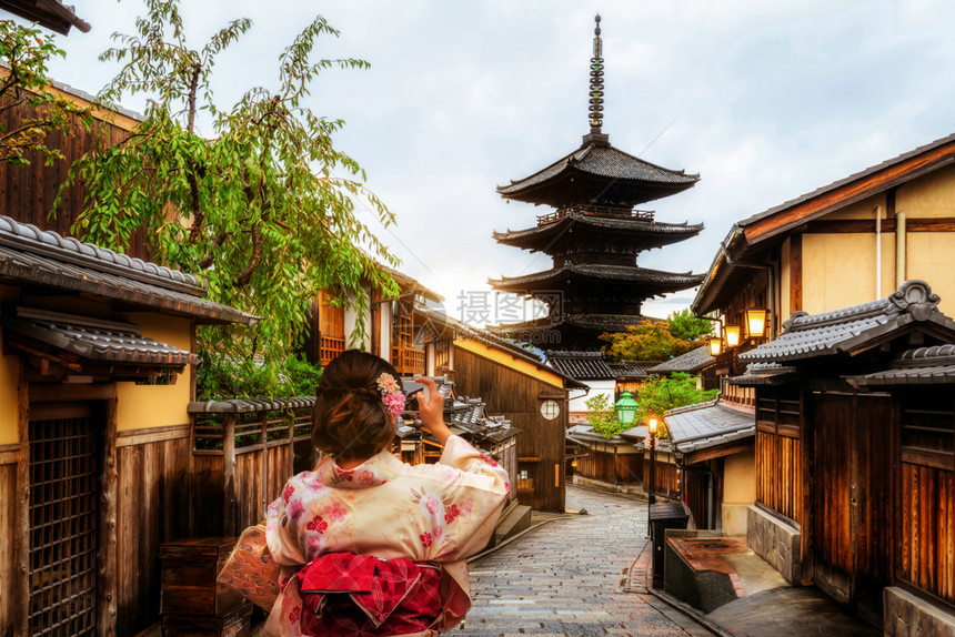 穿着传统日本和服的亚洲旅行者图片