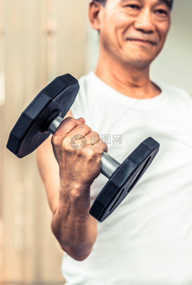 健身房锻炼的男子图片