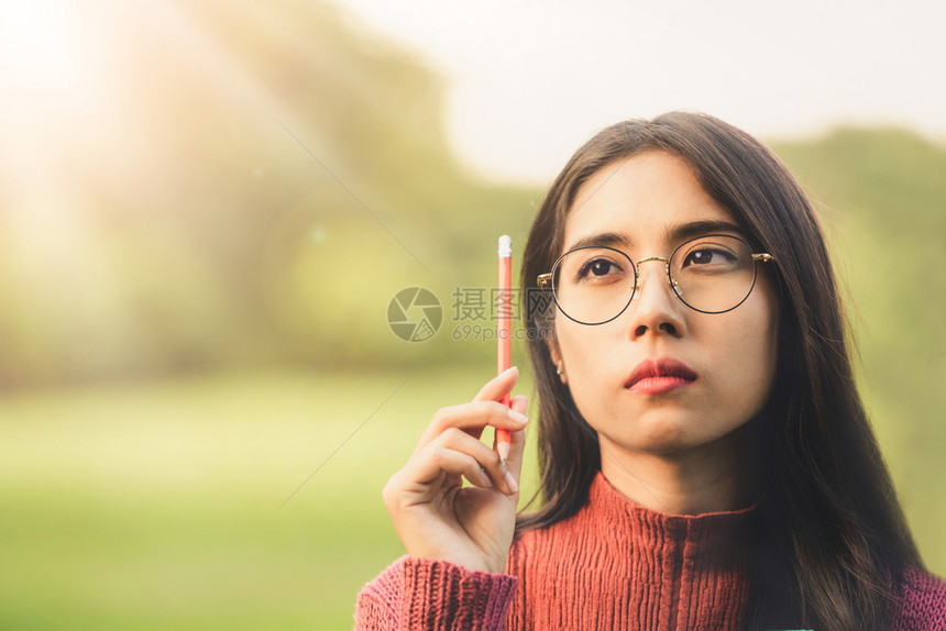 思考的女青年图片