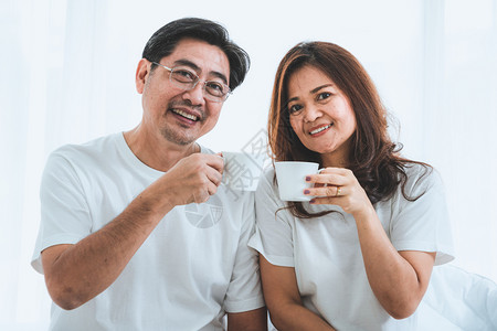 老年夫妻喝咖啡图片