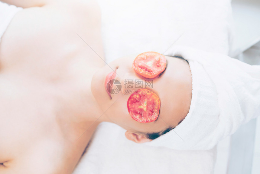 在豪华温泉度假村接受西红柿的眼部自然治疗图片