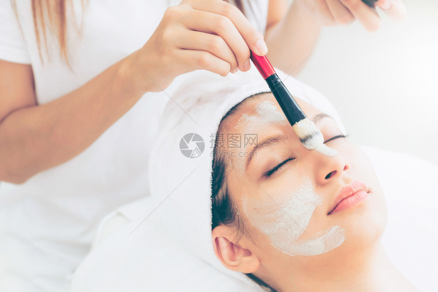 在健康疗养所接受专业皮肤科医生的面部擦拭治疗图片