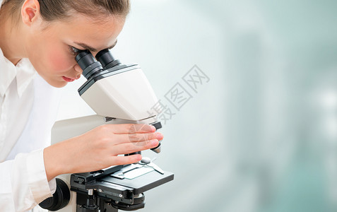 在实验室使用显微镜的研究员图片