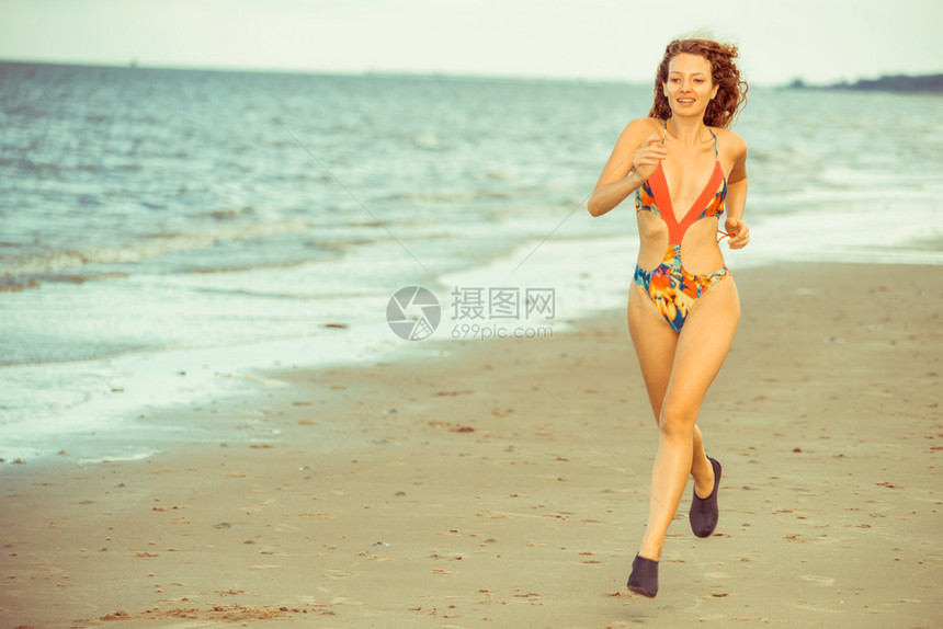 穿着泳衣的年轻美女在暑假旅行和生活方式上图片