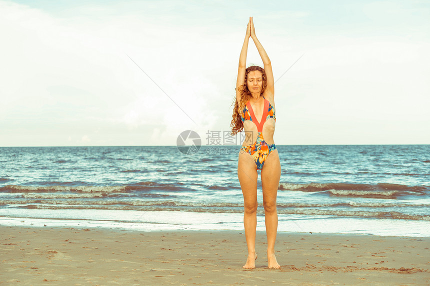 身穿泳衣的年轻美女暑假旅行和生活方式图片