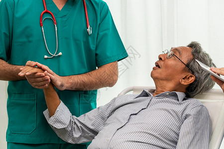 男外科医生手握病人的手图片