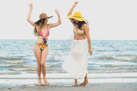女人们在沙滩上跳舞图片