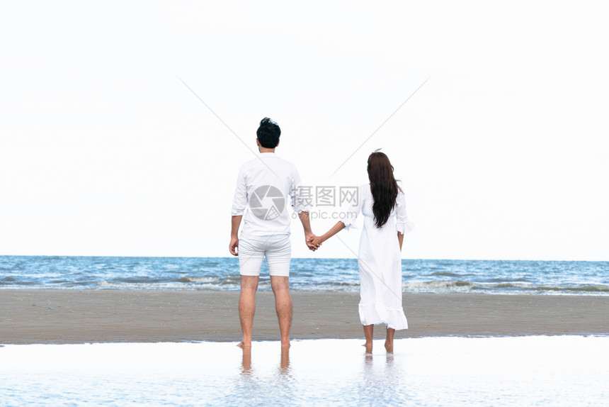 情侣在夏天去热带海滩度蜜月图片