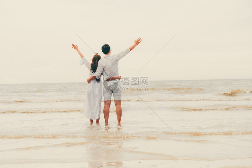 情侣在夏天去热带海滩度蜜月图片